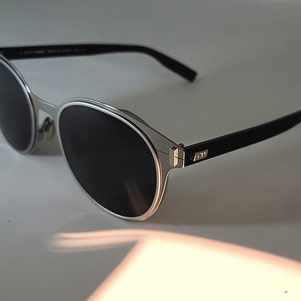 Stylish Black and Silver/metallic Sunglasses Unisex - Picture 2 of 5